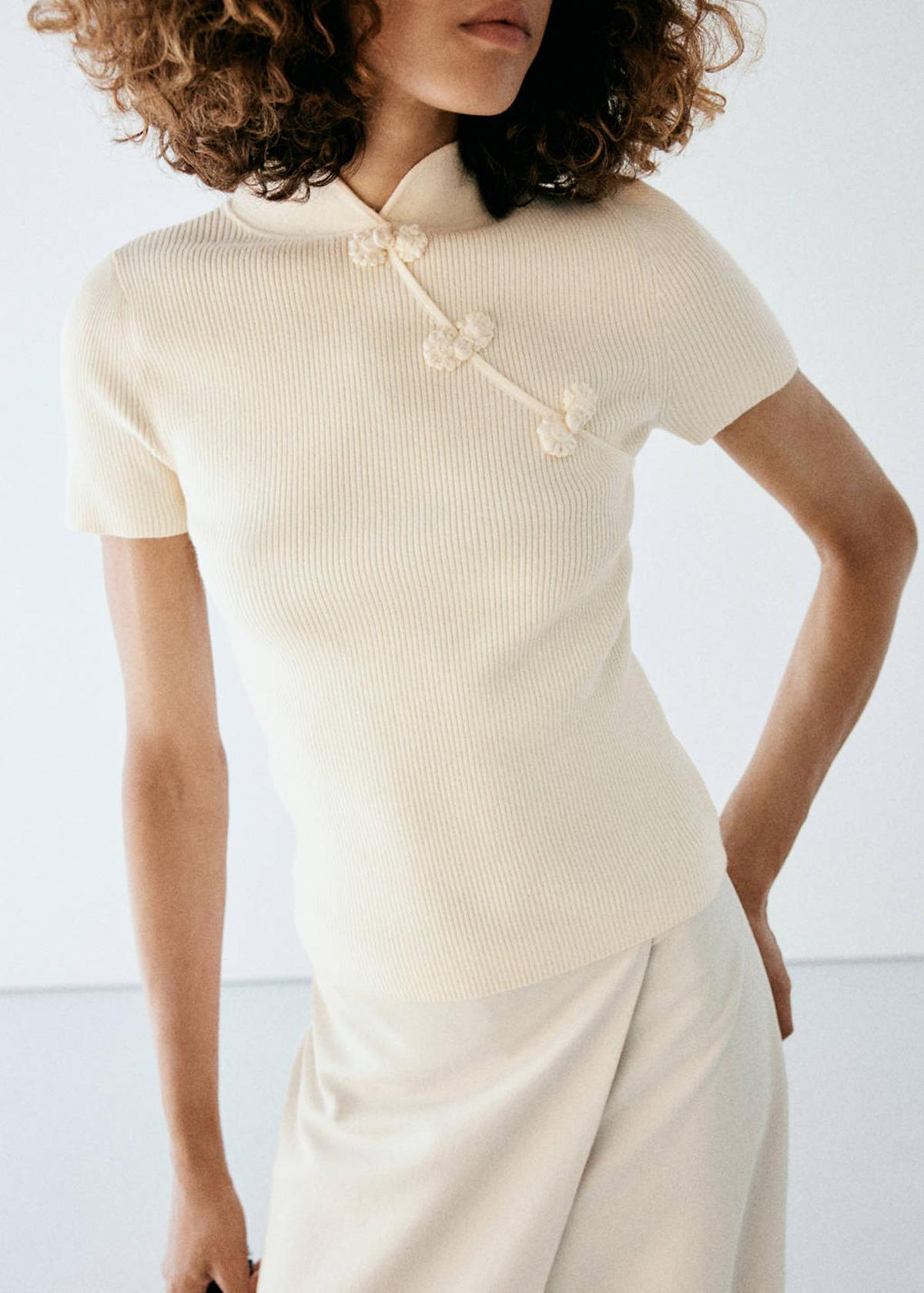 Top en maille beige avec brandebourgs