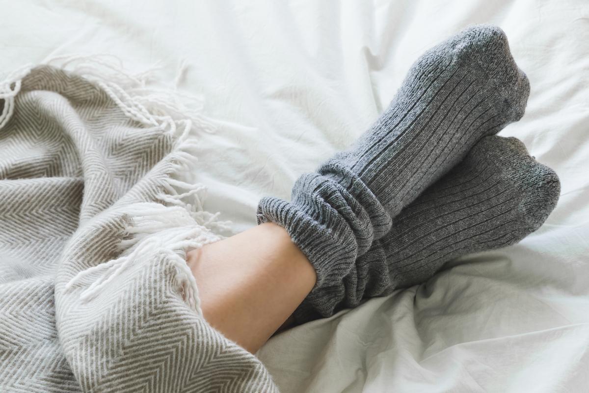 Talons fissurés avec des chaussettes