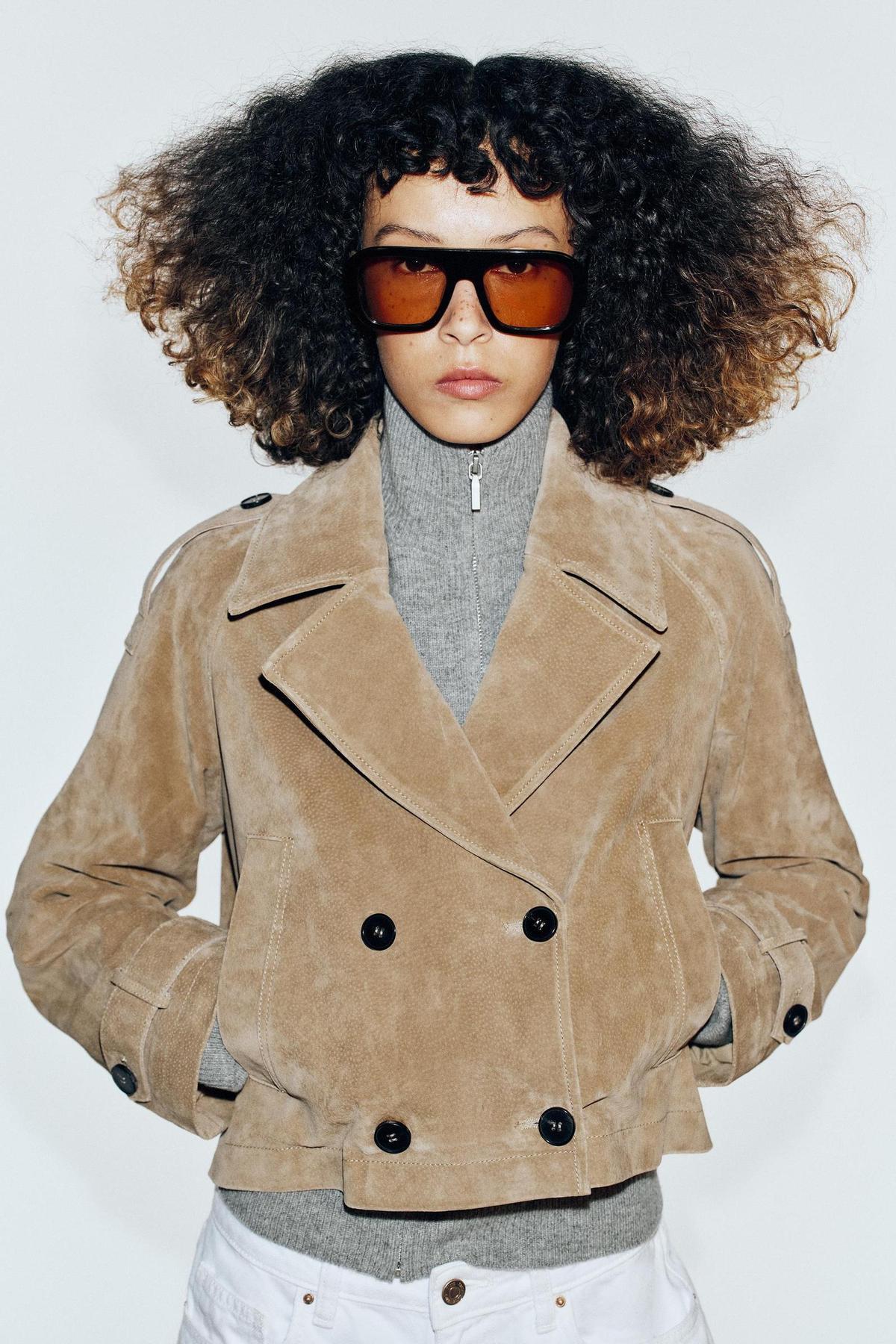 Trench court en cuir beige