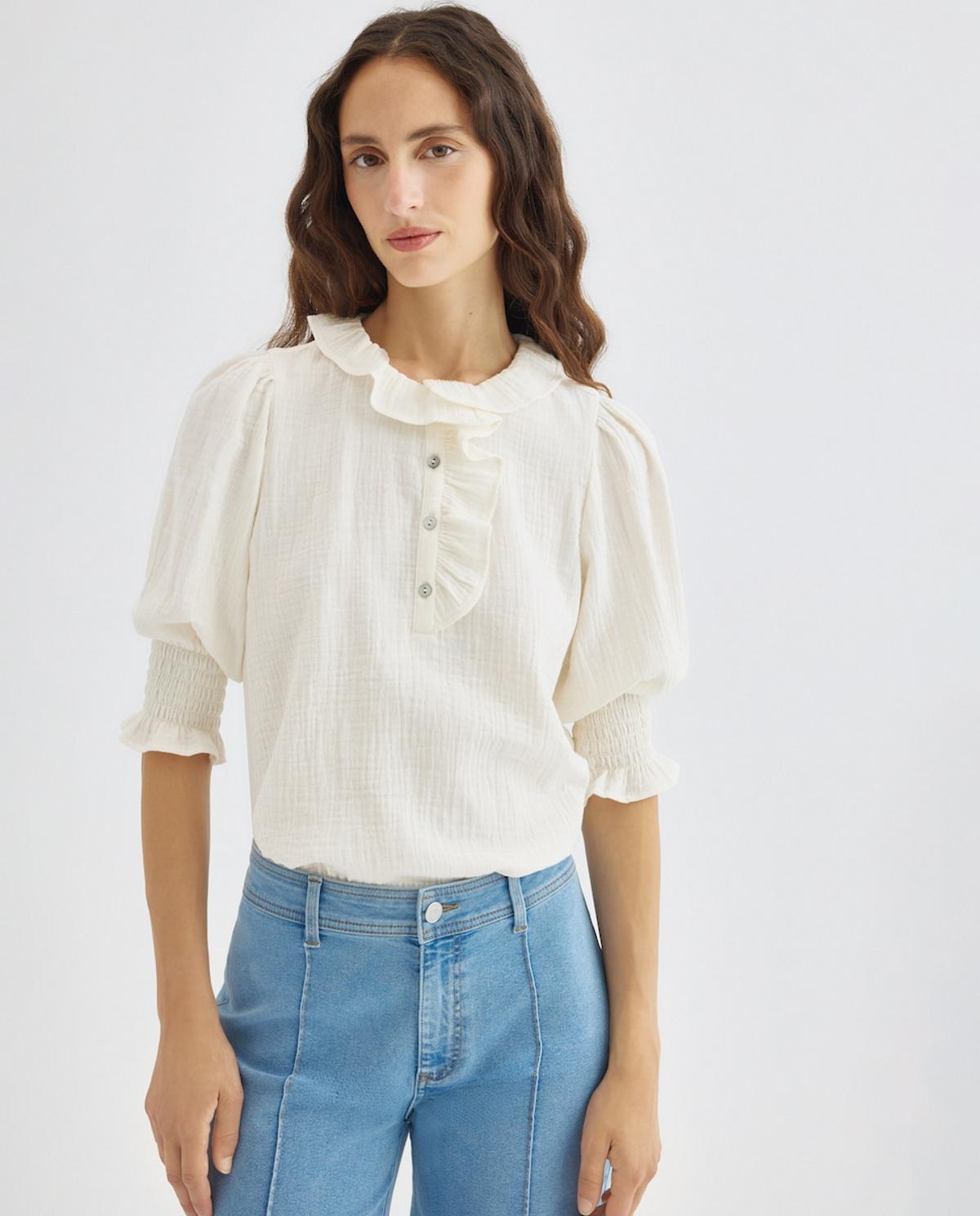 Blouse blanche à col volanté