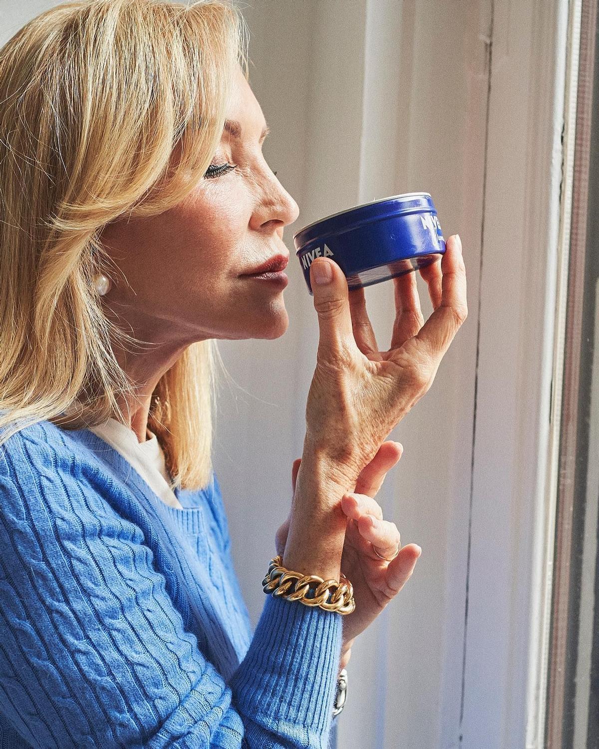 Carmen Lomana (78 ans) : « J'utilise la crème Nivea du flacon bleu pour le visage, pour les coudes, les genoux, les mains, la peau, pour les lèvres... vous avez des petites frimousses phénoménales. Aussi pour tous ces cheveux qui restent raides