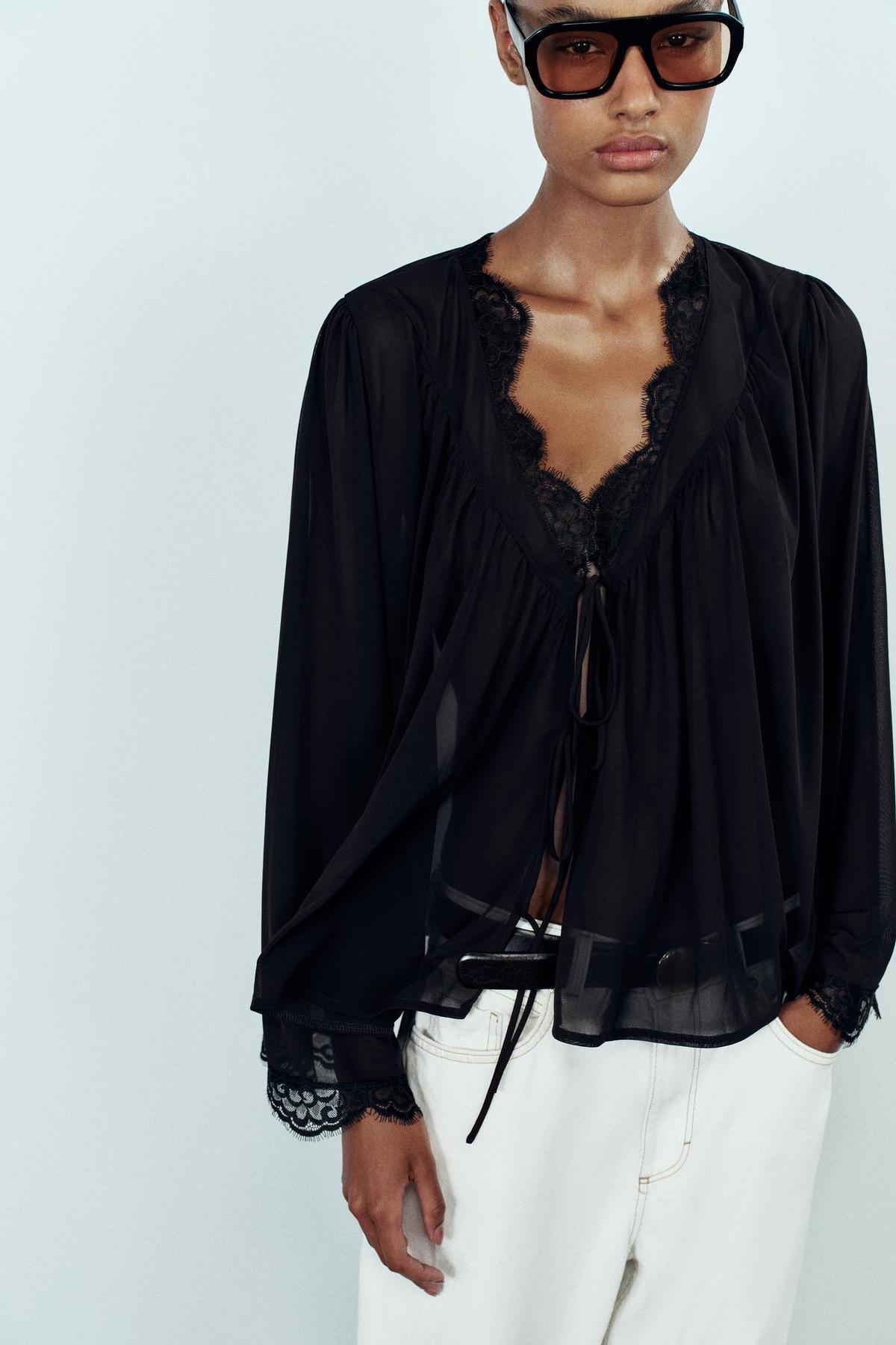 Blouse noire avec dentelle et nœuds