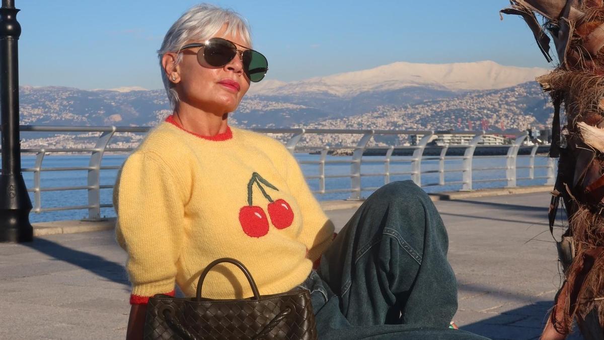 Look de la influencer Grece Ghanem con un bolso verde