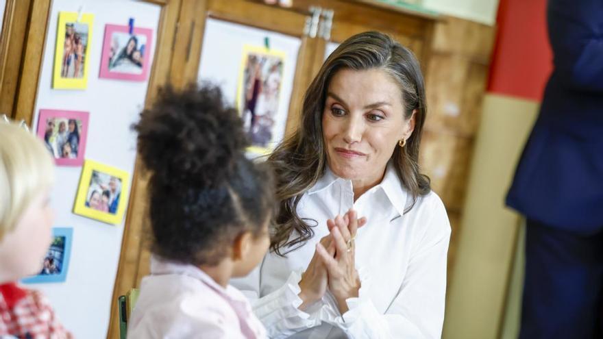 Le moment le plus attachant de la reine Letizia avec une fille lors de son retour dans son ancienne école à Oviedo