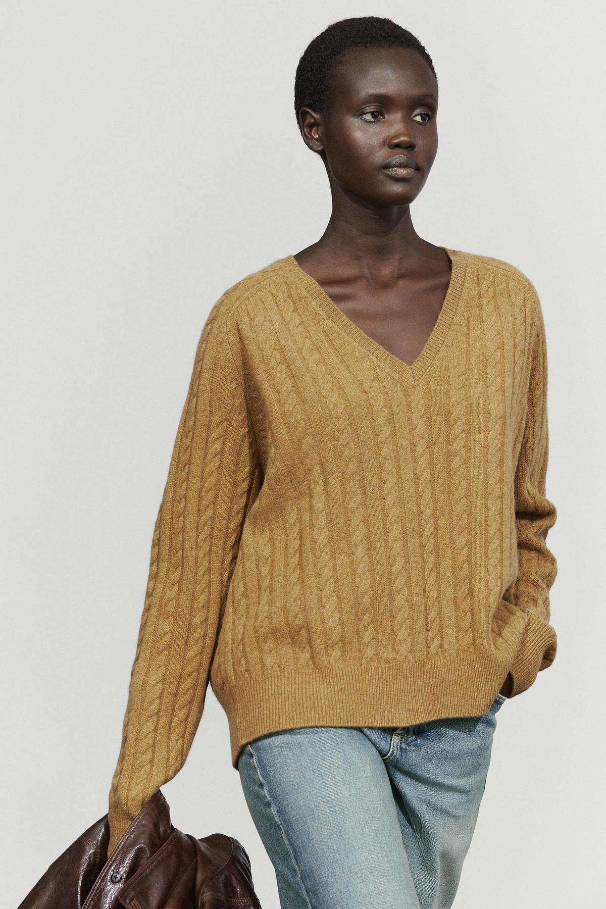 Pull en maille torsadée moutarde