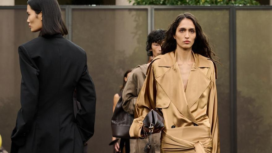 Tailoring, franges et 'color blocking' : le défilé Ferragamo à Milan qui est pure tendance