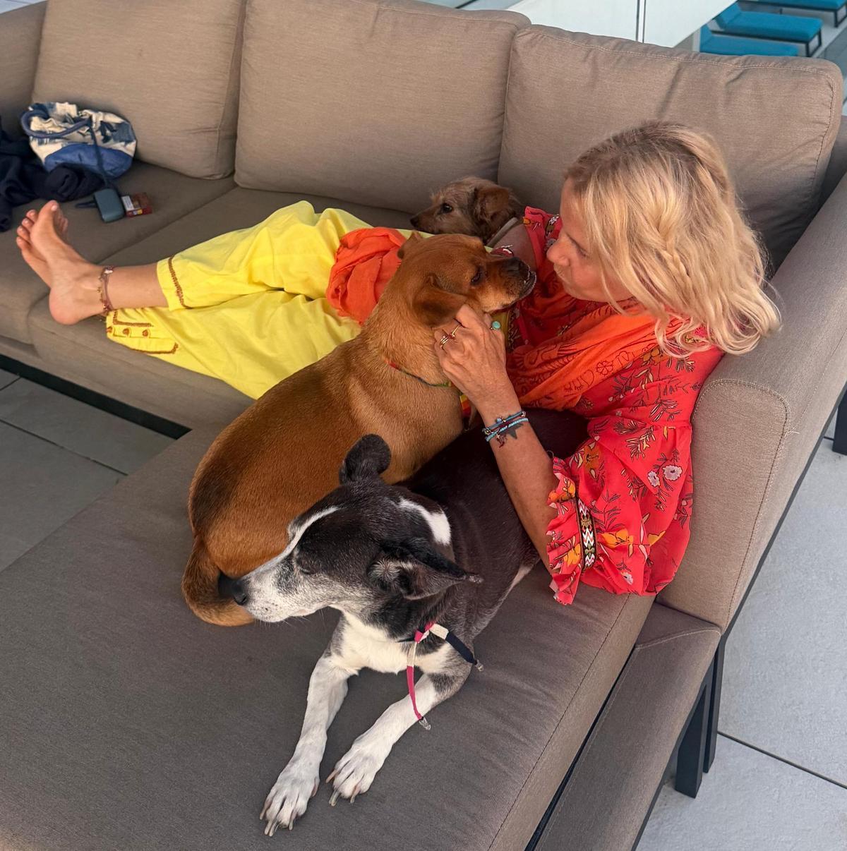 Eugenia Martínez de Irujo avec ses chiens