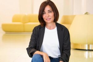 María Segurado, dermatologue : « La crème Nivea en flacon bleu peut être appliquée sur les lèvres comme une crème anti-rides, surtout la nuit. De par sa composition, elle répare la barrière cutanée et calme et résout les gerçures »