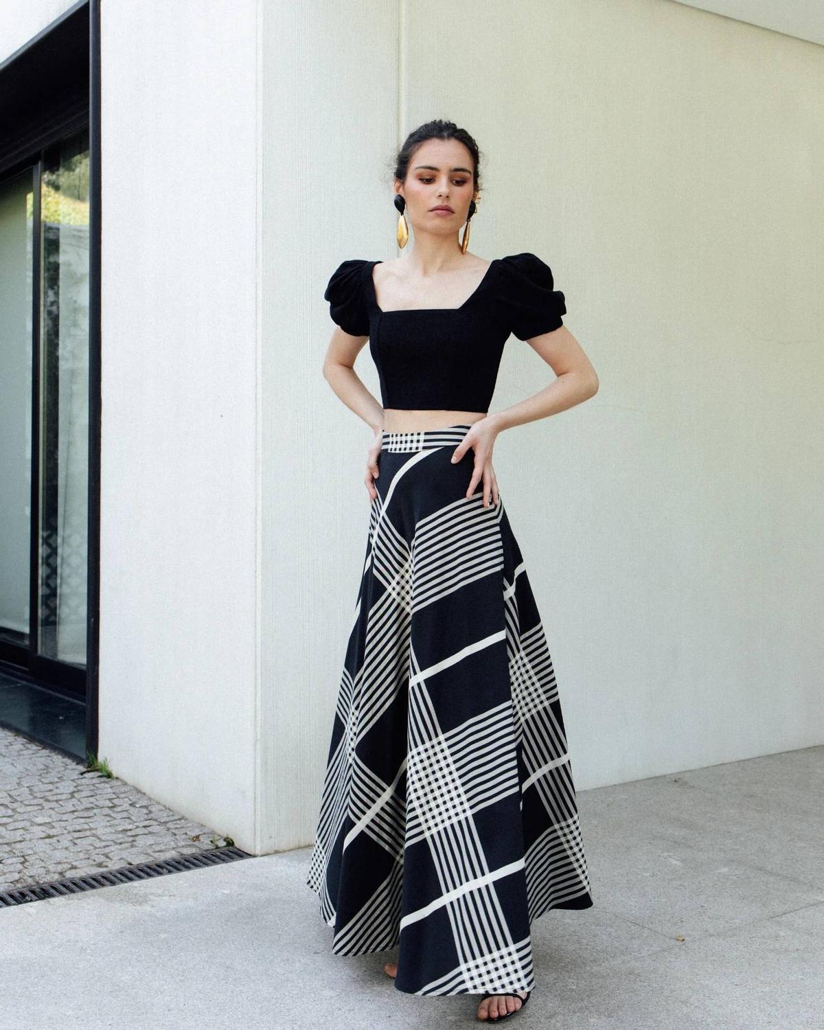 Jupe midi taille haute à imprimé carreaux en diagonale noir et beige.