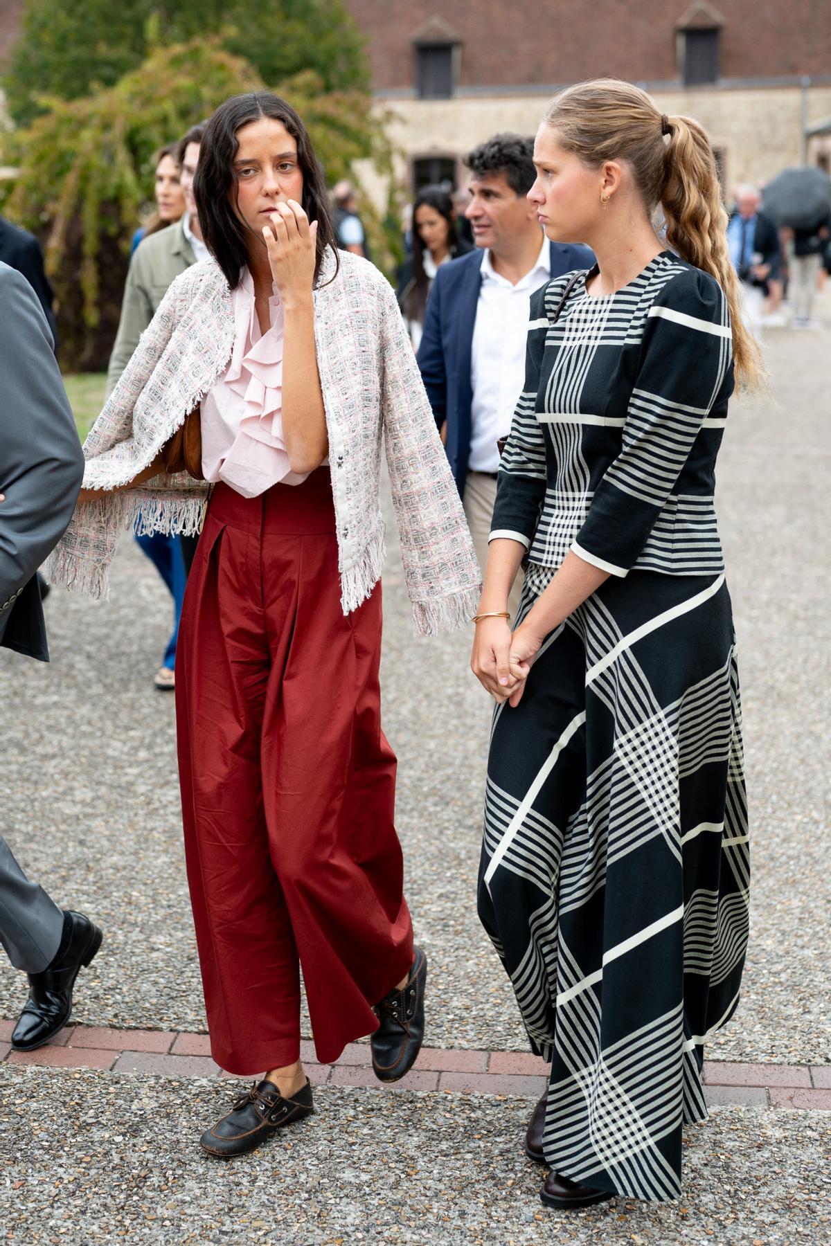 Victoria Federica et Irene Urdangarín lors de la remise du prix Saint-Simon à leur grand-père Juan Carlos I.