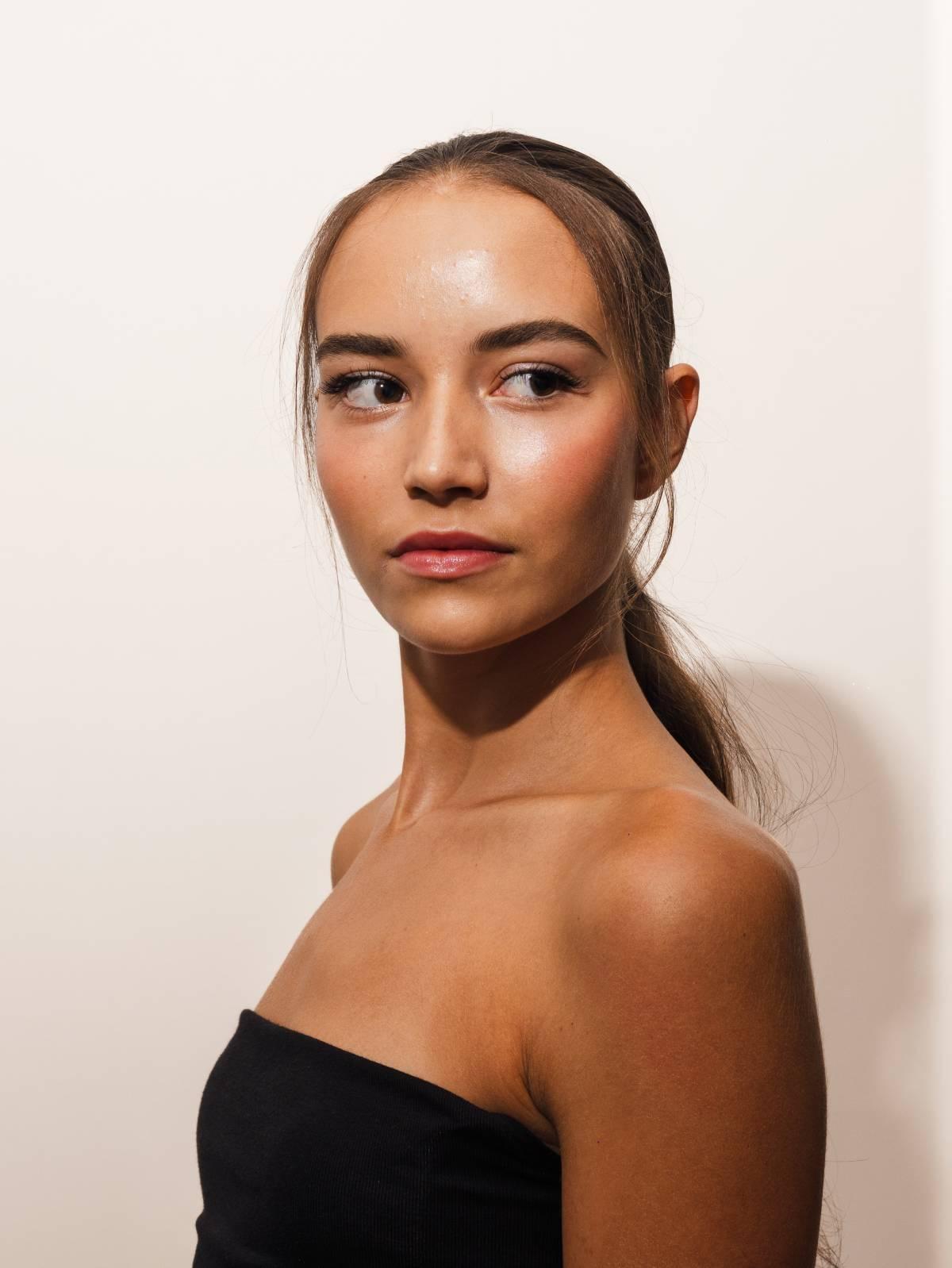 Le maquillage lumineux, transparent et naturel du défilé The 2nd Skin Co..