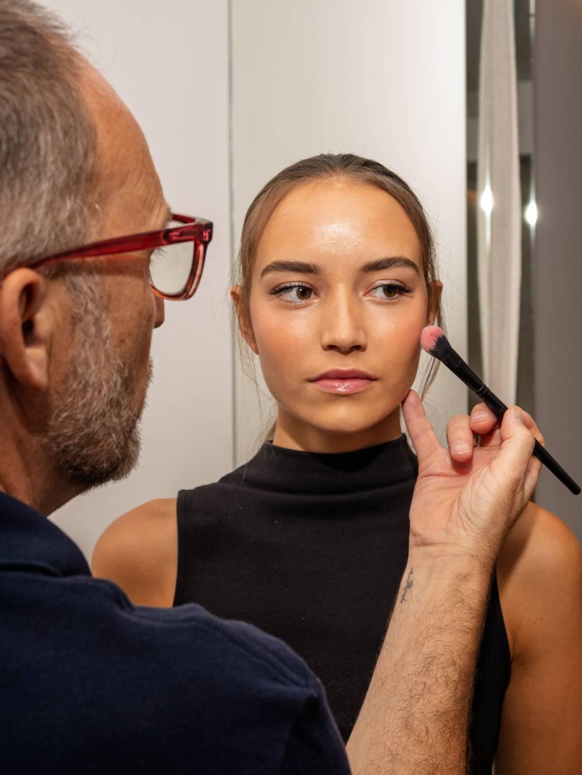 Le maquillage des yeux s'est concentré sur une ombre argentée, des cils forts et des sourcils définis.