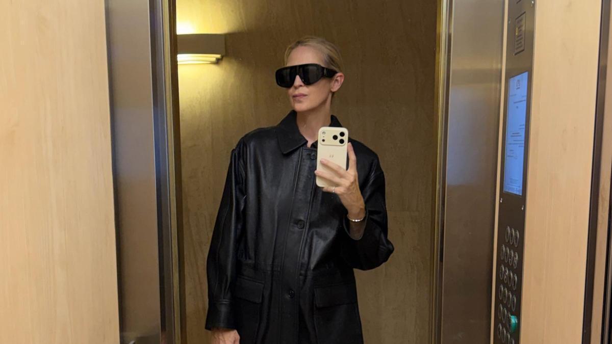 La actriz Kelly Rutherford con un look que hace match con las zapatillas de Bimba y Lola