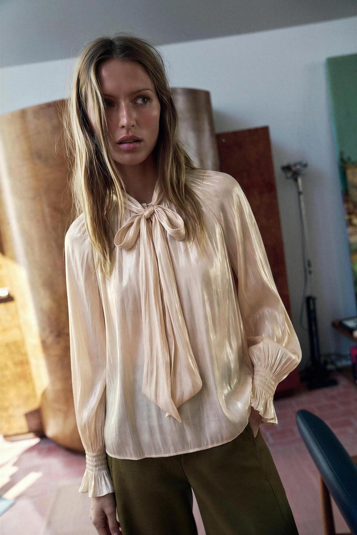 Blouse à nœud en satin