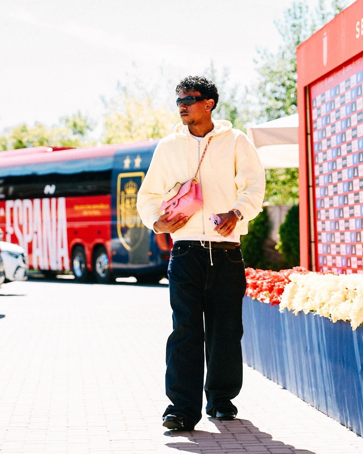 Le dernier look de Lamine Yamal dans la Cité du Football