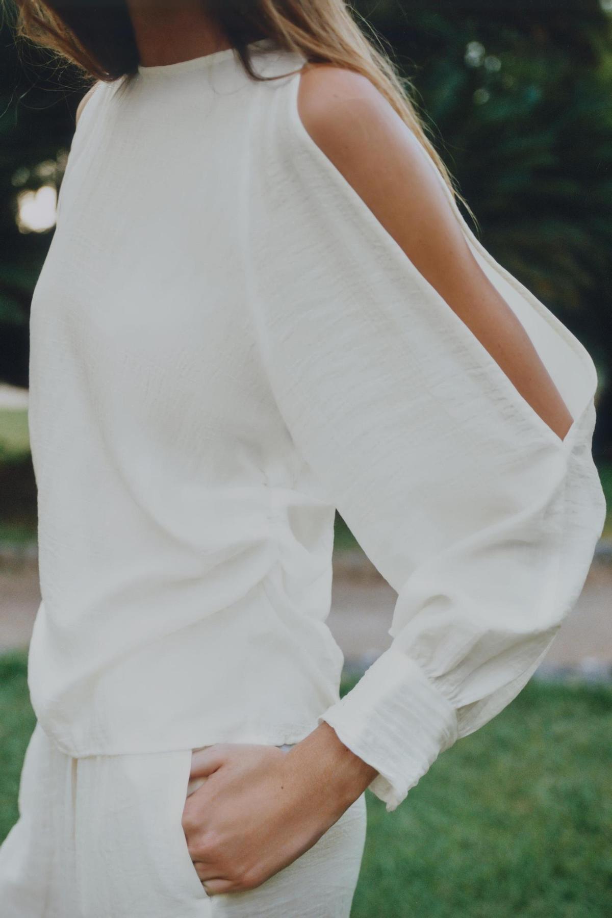 Blouse blanche à manches ouvertes