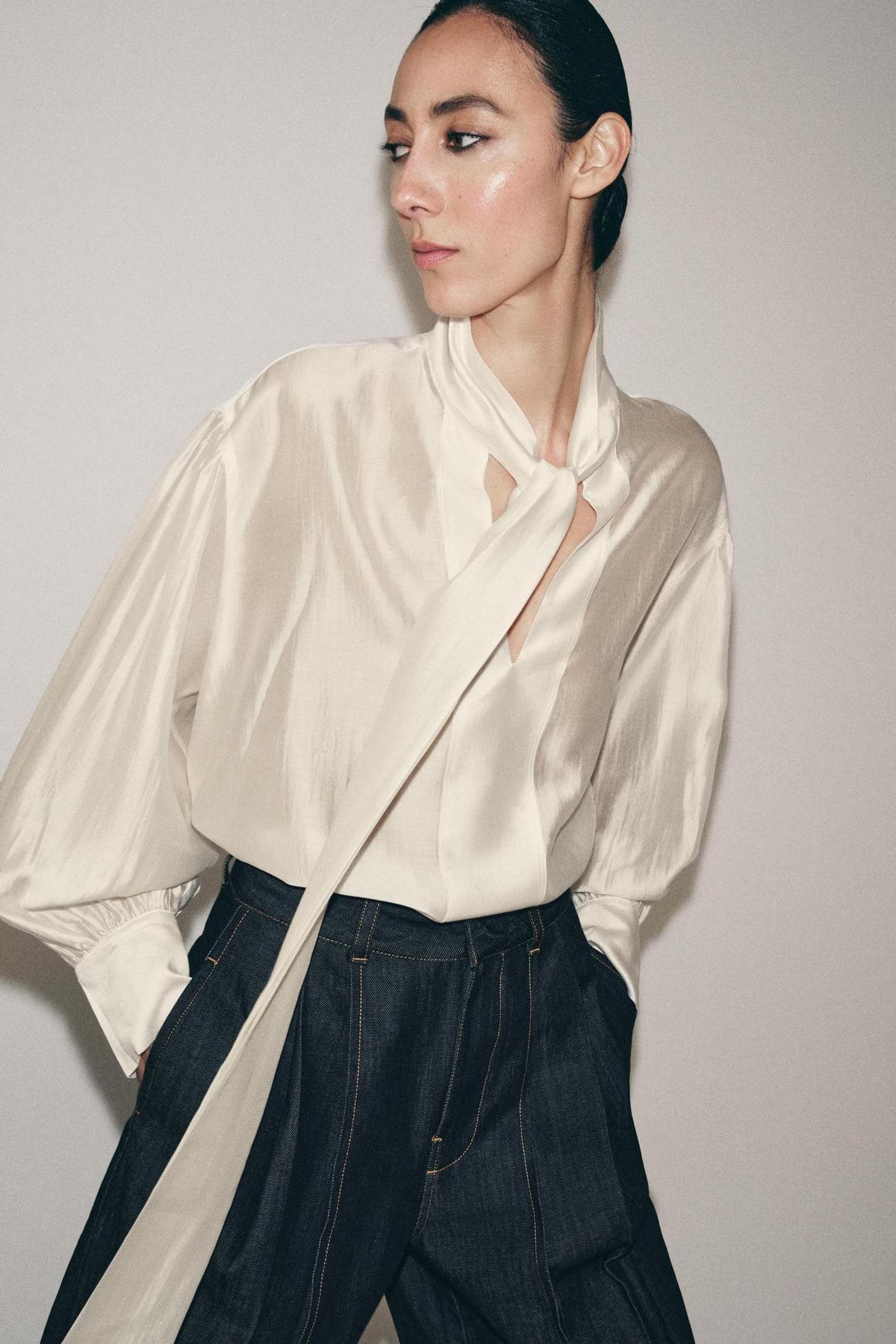 Blouse en satin avec noeud