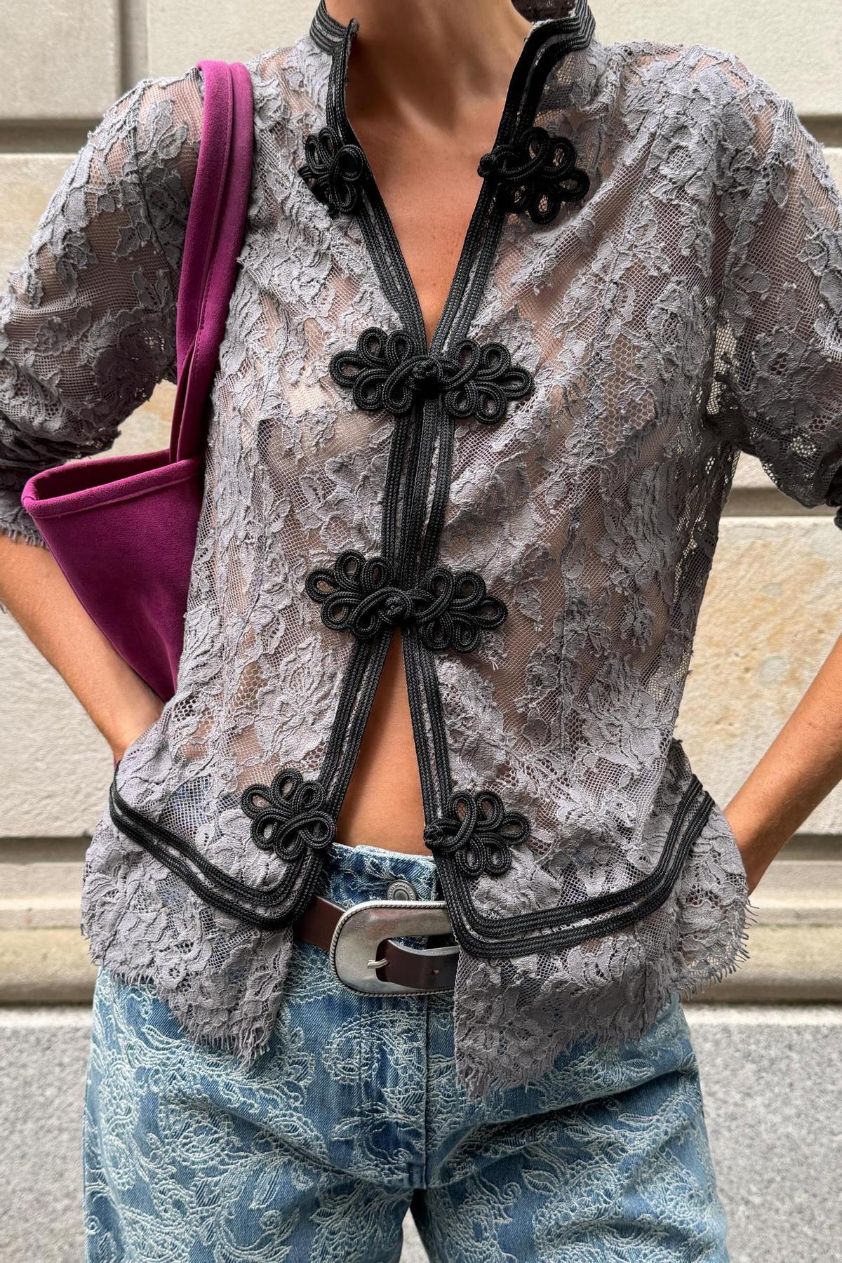 Chemise en dentelle avec brandebourgs
