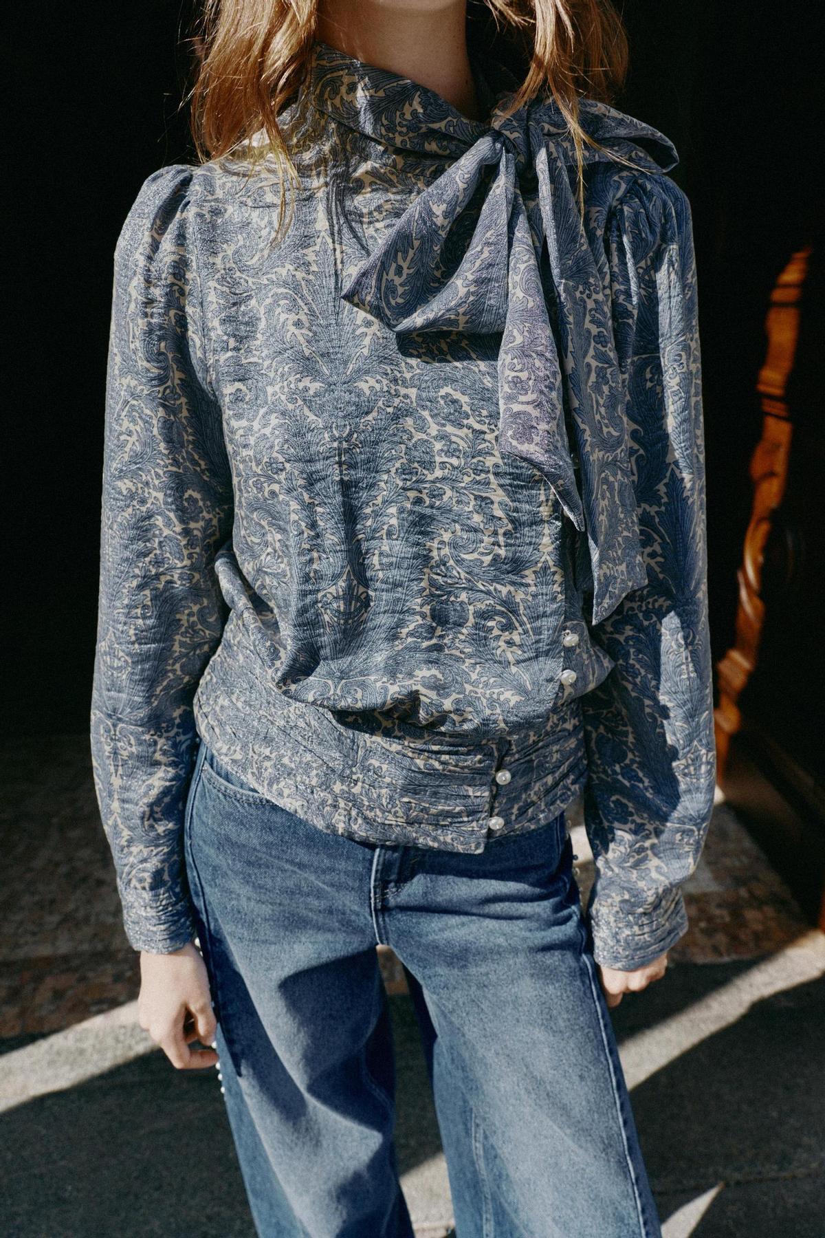 Blouse imprimée avec noeud