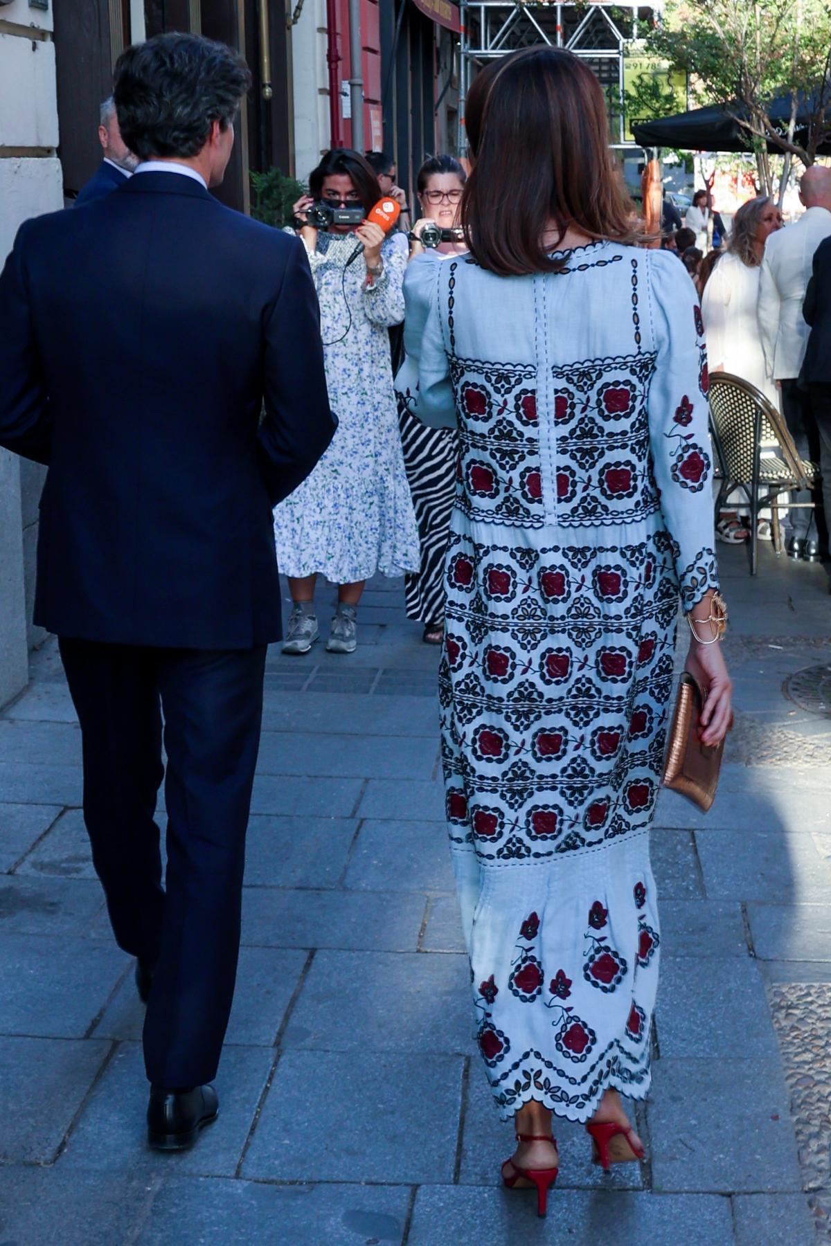 La robe brodée de Sofía Palazuelo par derrière