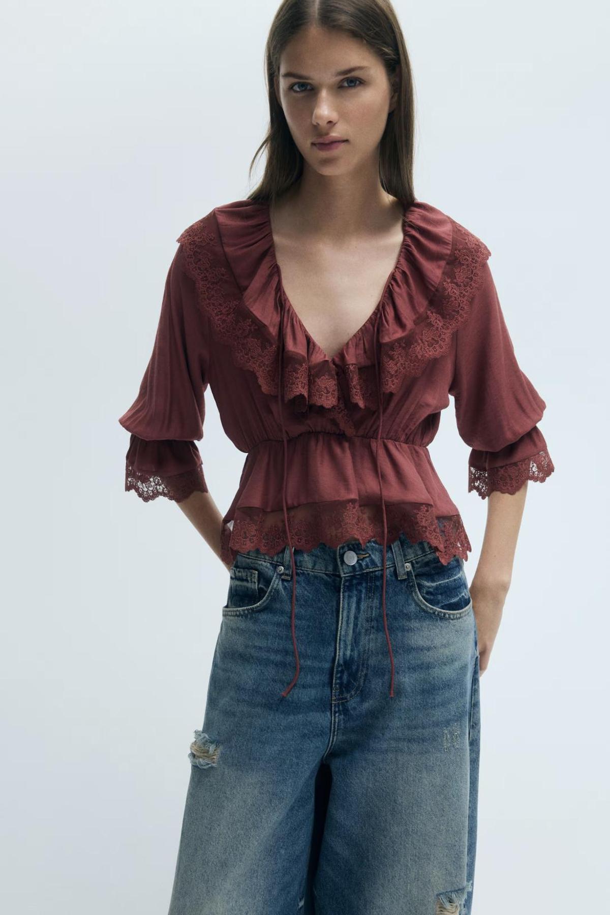 Blouse bordeaux à volants et dentelle