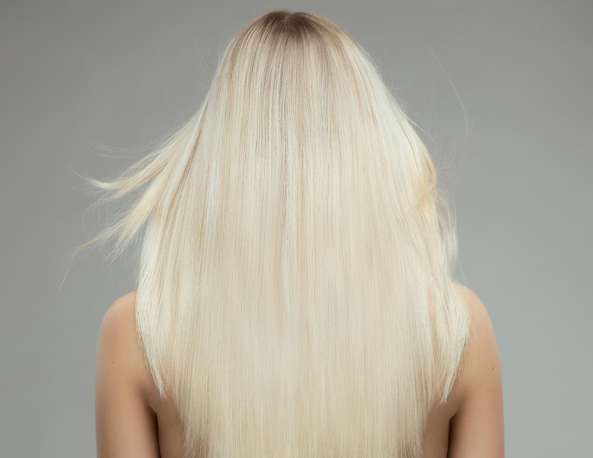 Cheveux blonds gris intégrés