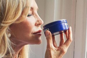 Carmen Lomana (78 ans) : « Quand je remarque que ma peau tiraille, j'utilise le Nivea de la bouteille bleue comme masque, j'ouvre l'eau chaude et je laisse pénétrer la crème avec la vapeur »