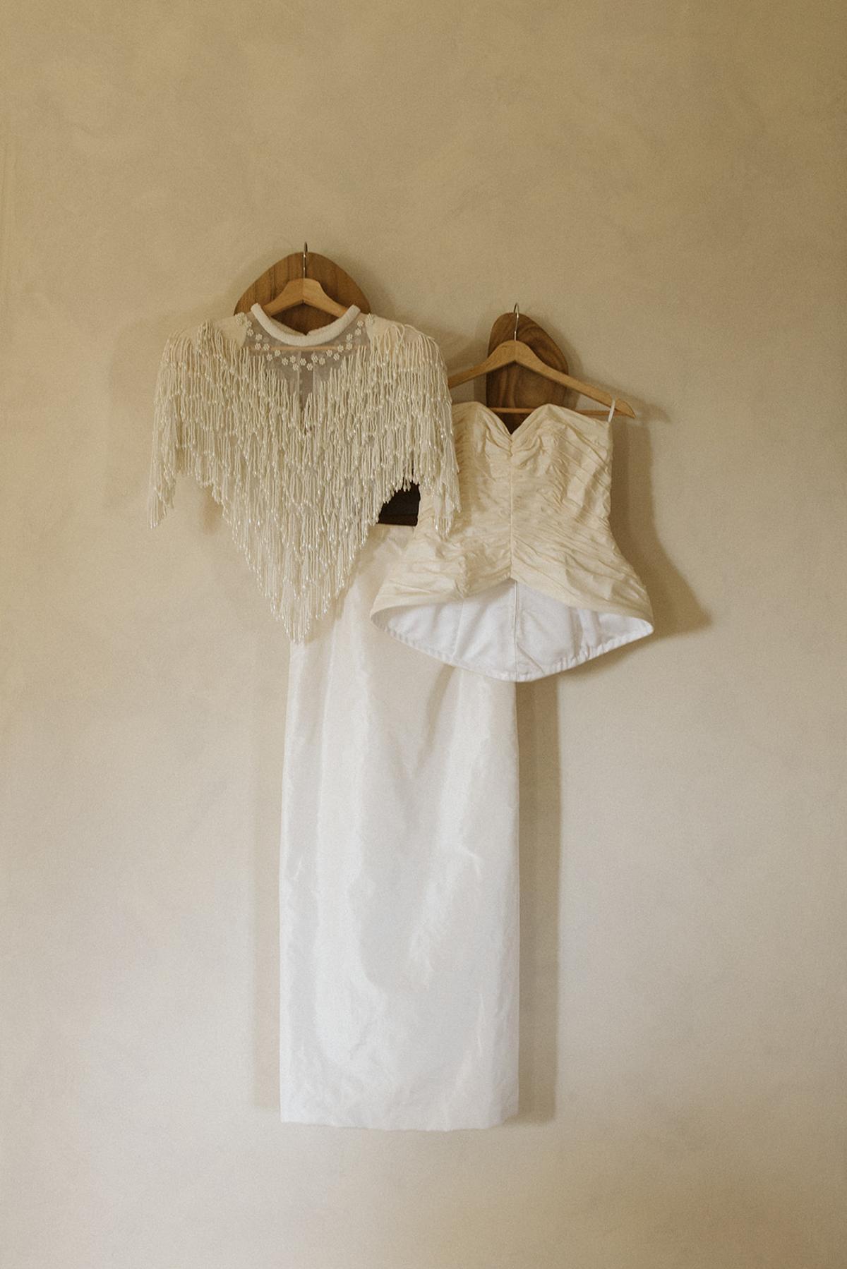 Look de mariée avec cape de perles, corset et jupe