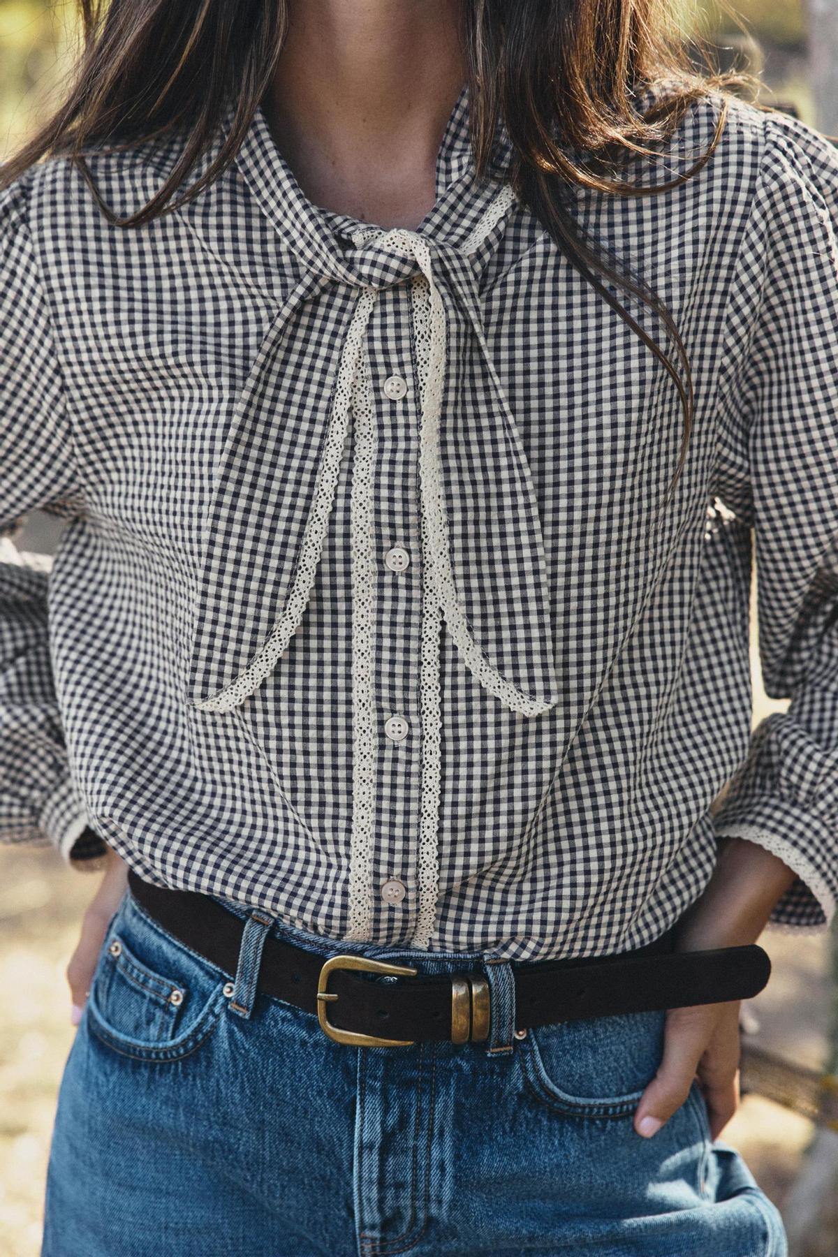 Blouse à carreaux avec noeud