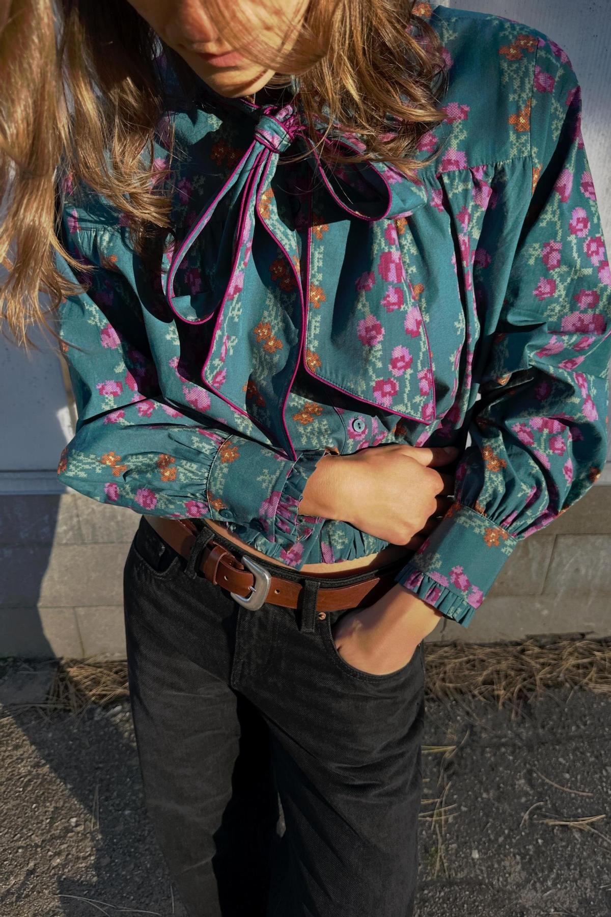 Blouse fleurie avec noeud