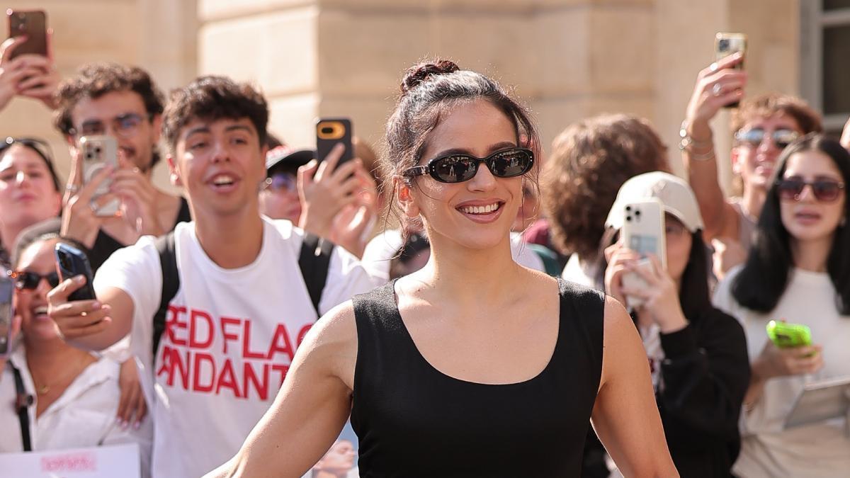 Rosalía se mélange à ses fans avant d'assister au défilé Dior à la Fashion Week de Paris