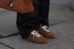5 baskets femme Skechers marron qui résoudront vos looks de mi-saison : élégantes, confortables et parfaites pour l'automne 2026