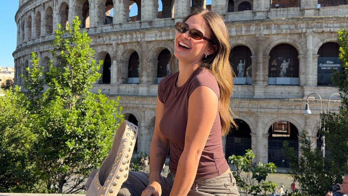 Look de street style de la influencer Laura Escanes con zapatillas beige