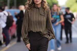 Adieu les chemises blanches : 5 chemisiers Zara imprimés qui respirent l'élégance automnale et améliorent les looks avec un jean