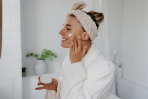 Adrián Alegre, dermatologue : « Il n'y a aucun ingrédient que vous devez absolument utiliser après 30 ans. Le seul dont nous pouvons dire qu'il a des preuves scientifiques brutales est la crème solaire. »