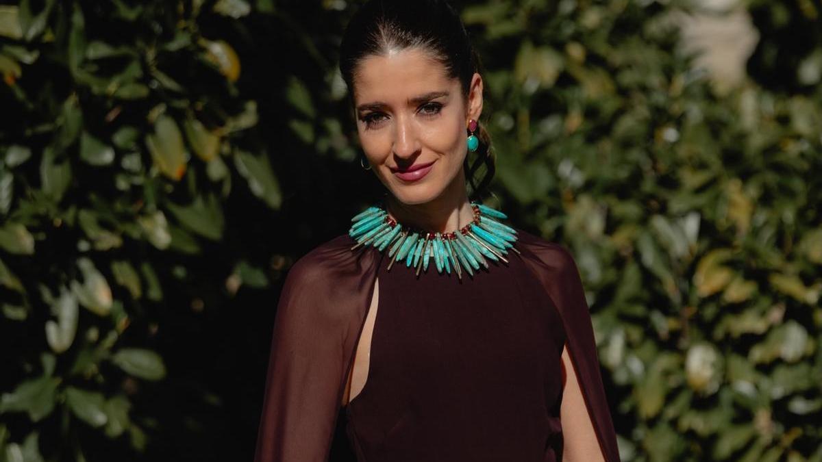 Look de invitada de la influencer Sandra Majada similar al nuevo diseño de Zara