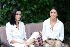 Blanca Romero et Lucía Rivera, main dans la main au MBFWM pour le défilé Simorra : élégance, complicité et professionnalisme sur le podium