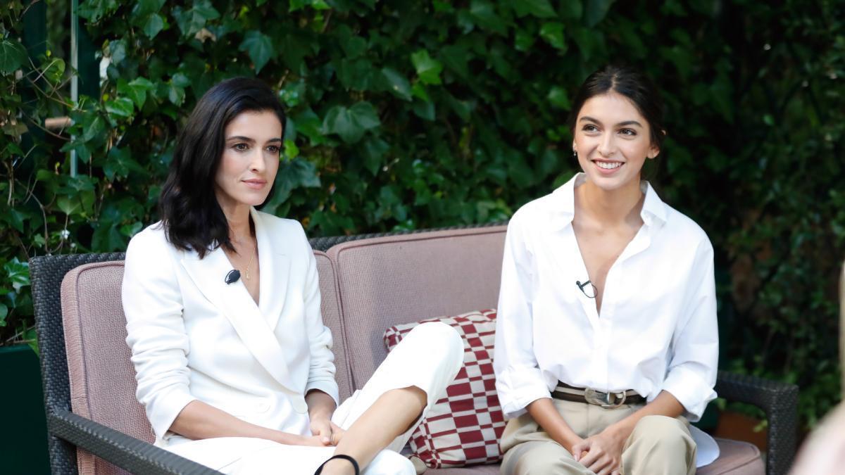 Blanca Romero et Lucía Rivera, main dans la main au MBFWM pour le défilé Simorra : élégance, complicité et professionnalisme sur le podium