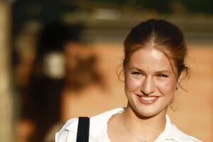 C'est le jean Stradivarius que la princesse Leonor a choisi lors de son premier jour d'université : il est disponible en 13 couleurs et coûte moins de 30 euros