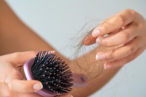 Caroline Greyl, spécialiste des soins capillaires : « Sécher ses cheveux à l'envers et les brosser tous les soirs sont deux gestes simples et essentiels pour minimiser la chute des cheveux en automne »