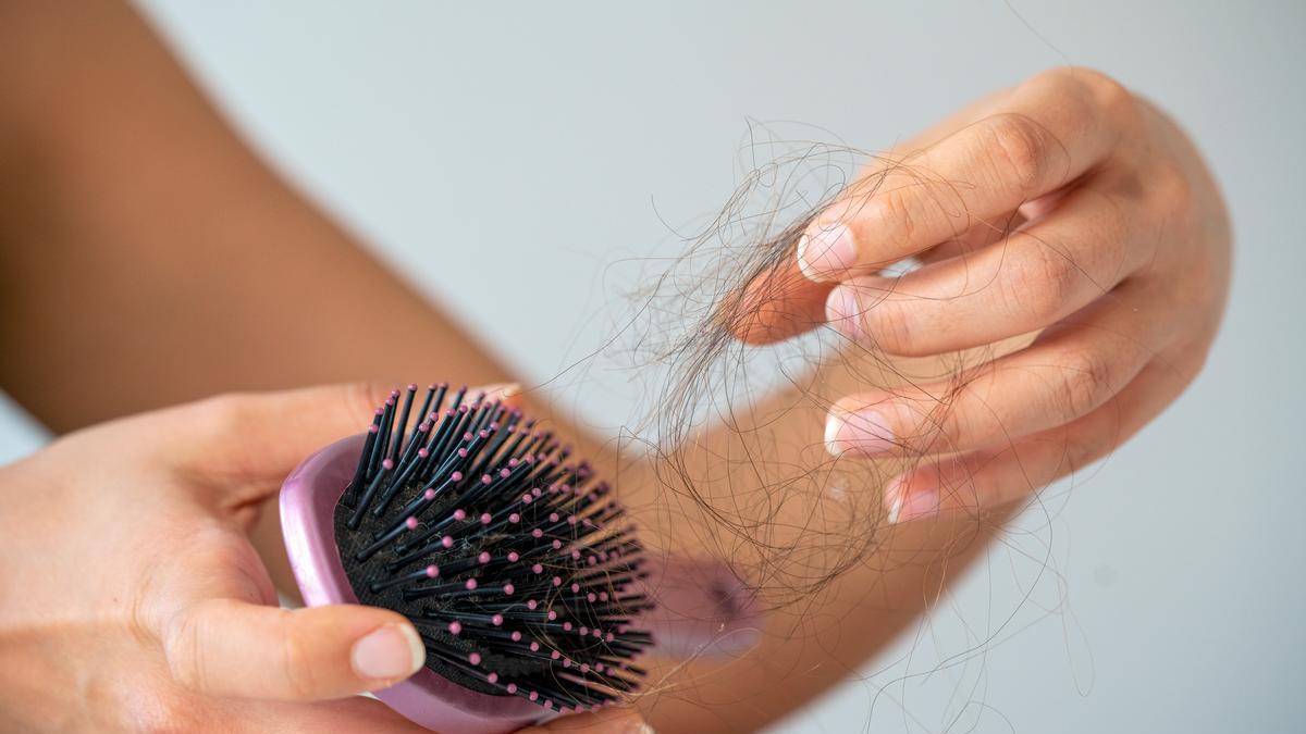 Caroline Greyl, especialista en cuidado capilar: "Secar el pelo boca abajo y cepillarlo cada noche son dos gestos sencillos clave para minimizar la caída del cabello en otoño"