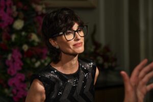 Certificat honorifique pour la robe de soirée Paz Vega parfaite pour cet automne et cet hiver : paillettes, maxi dentelle et air festif