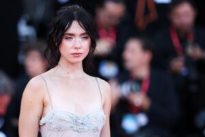 Clara Galle copie la coiffure la plus romantique de Zendaya que porteront tous les invités d'automne : voici comment vous pouvez la reproduire