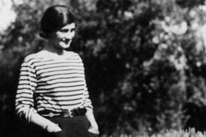 Coco Chanel a porté pour la première fois le t-shirt marinière qui revient chez Zara avec des détails vert olive purs et tendances
