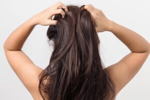 Coiffeurs et experts sont d'accord : l'erreur la plus courante est de confondre les pellicules avec la dermatite séborrhéique et de la traiter de la même manière.