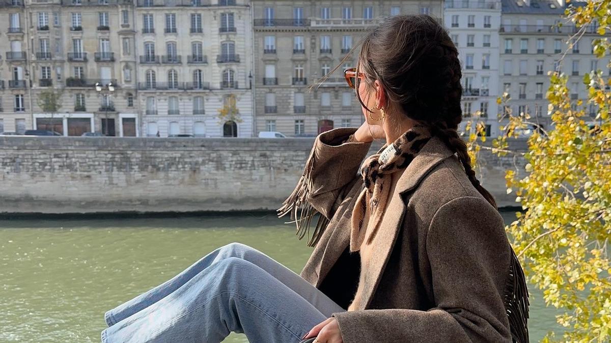 Look de street style de Marielle Haon con mocasines burdeos