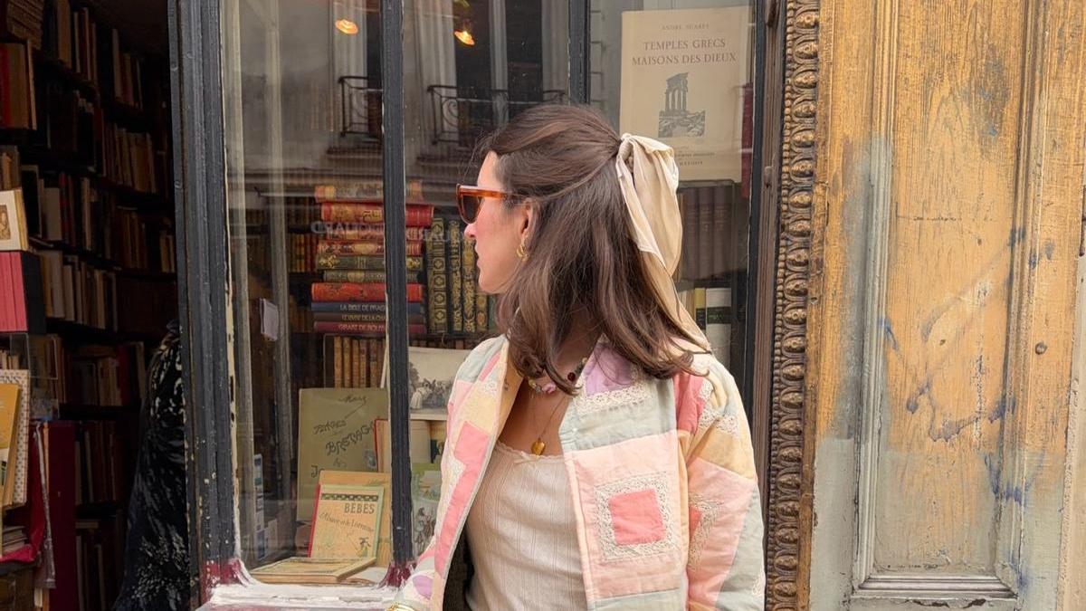 Look de street style de entretiempo de la influencer Marielle Haon para llevar con bailarinas
