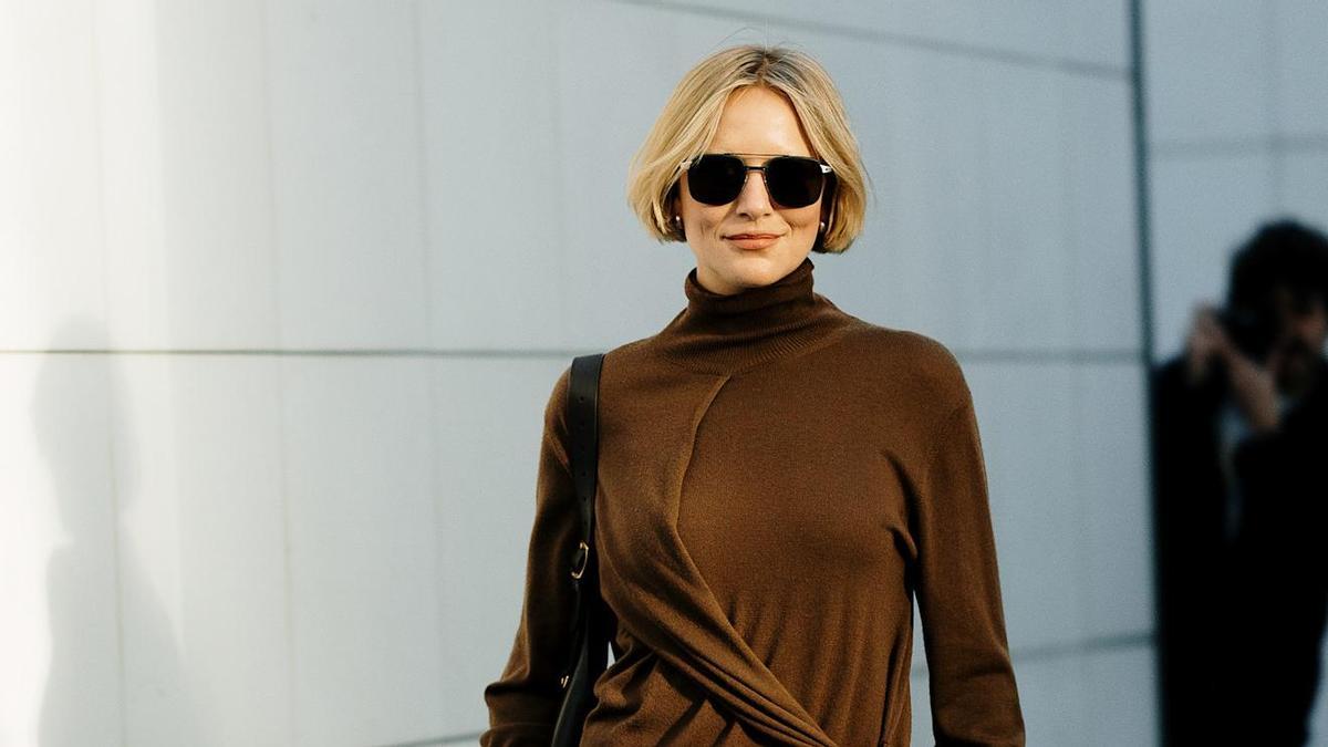 Look de street style con un jersey marrón chocolate