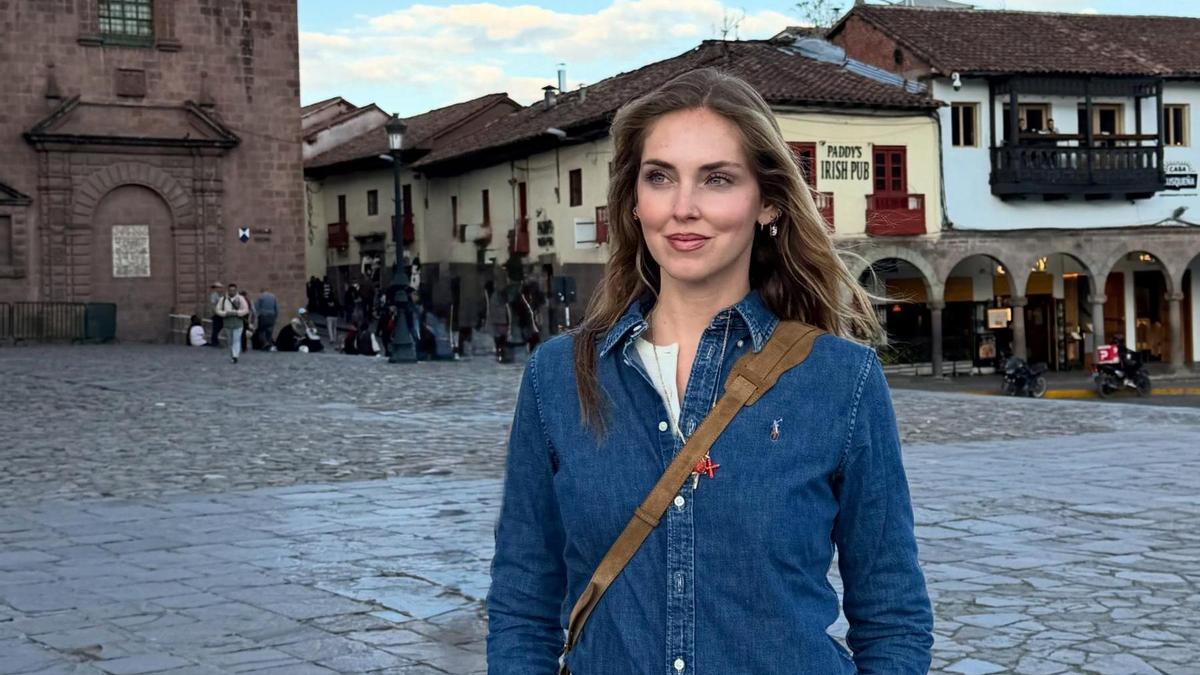 Look de street style de la influencer Chiara Ferragni que hace match con las zapatillas New Balance