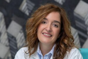 Cristina de Hoyos, trichologue : « Aucune alopécie n'est diagnostiquée en regardant la brosse. Le diagnostic se fait en examinant le cuir chevelu et en comprenant ce qui se passe dans le follicule pileux »